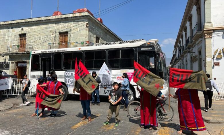Con bloqueos y plantón en Palacio de Gobierno, triquis del Mult exigen justicia por asesinato de compañeros