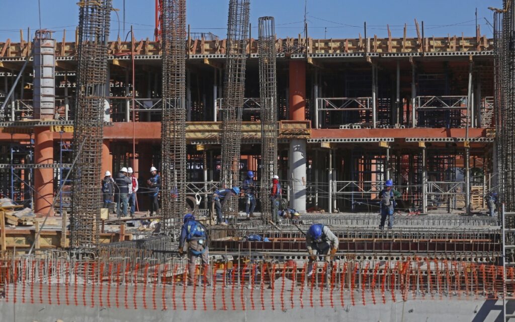 Confianza empresarial global retrocedió en enero, pero subió en construcción y manufactura