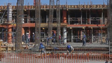 Confianza empresarial global retrocedió en enero, pero subió en construcción y manufactura