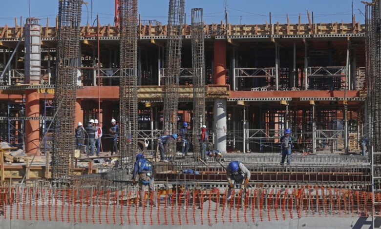 Confianza empresarial global retrocedió en enero, pero subió en construcción y manufactura