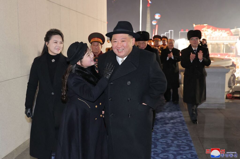 Corea del Norte hace la mayor exhibición de misiles con capacidad nuclear y muestra a la posible heredera de Kim Jong-un