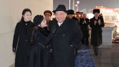 Corea del Norte hace la mayor exhibición de misiles con capacidad nuclear y muestra a la posible heredera de Kim Jong-un