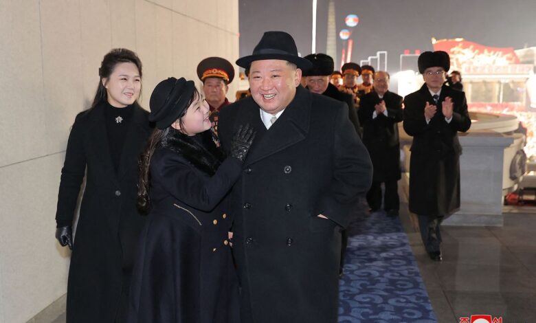 Corea del Norte hace la mayor exhibición de misiles con capacidad nuclear y muestra a la posible heredera de Kim Jong-un