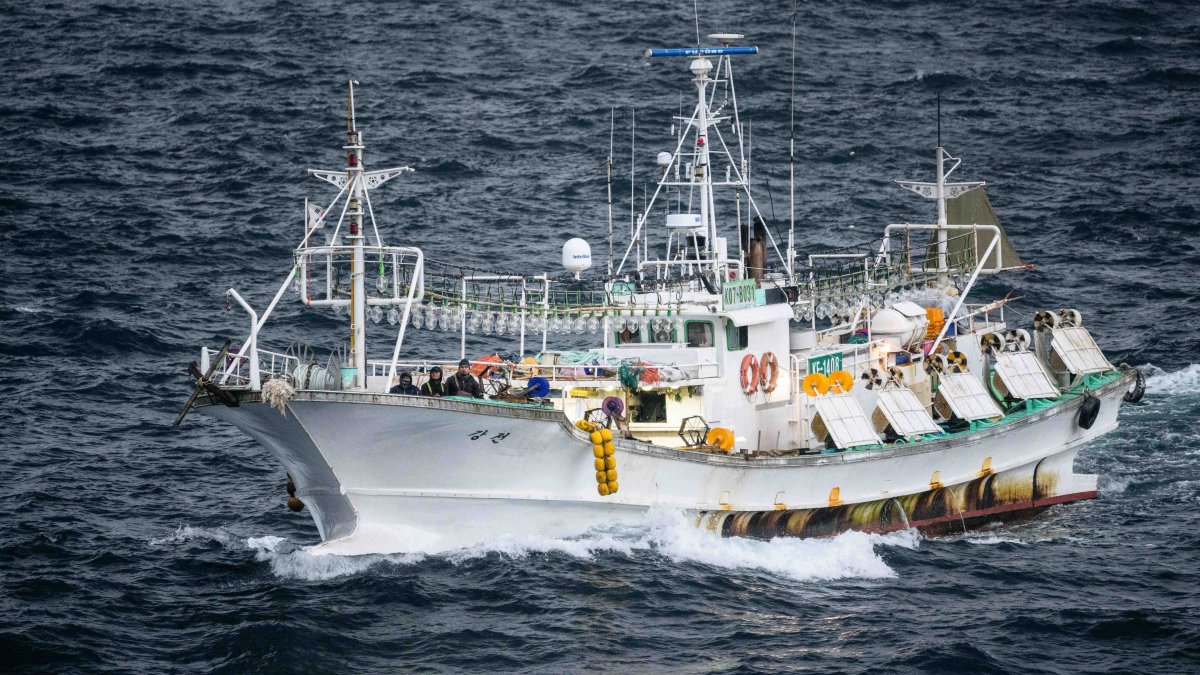 Corea del Sur: al menos nueve desaparecidos tras volcar un barco pesquero