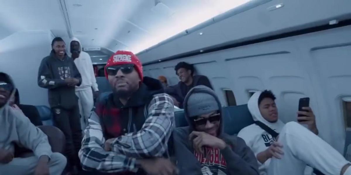 Damian Lillard improvisa un clip rapero durante un atraso en el vuelo de los Blazers