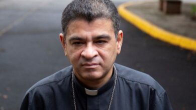 Dan 26 años de cárcel a obispo nicaragüense que rechazó ser desterrado a EU