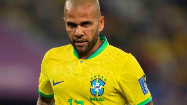 Dani Alves: Brasileño encarcelado por acusación de agresión sexual después de que la corte rechazara la solicitud de libertad bajo fianza