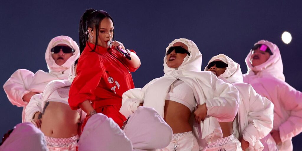 Desconcierto en las redes con el show del descanso: "¿Está Rihanna embarazada de nuevo?"