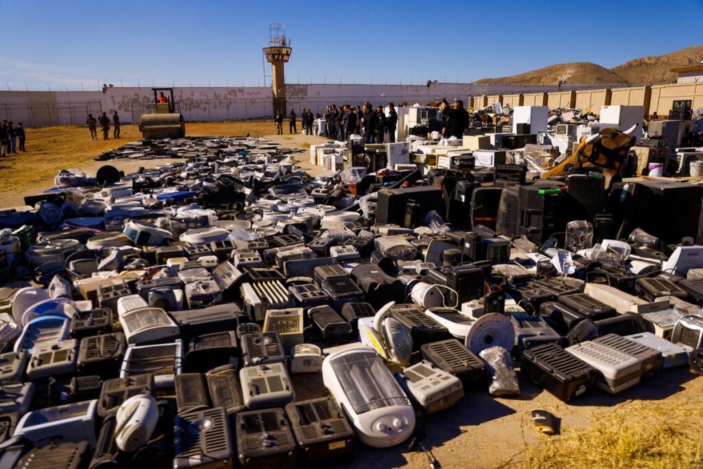 Desde un toro mecánico a tenis de 1.000 dólares: la policía destruye los objetos de la cárcel de Ciudad Juárez de donde se escapó El Neto