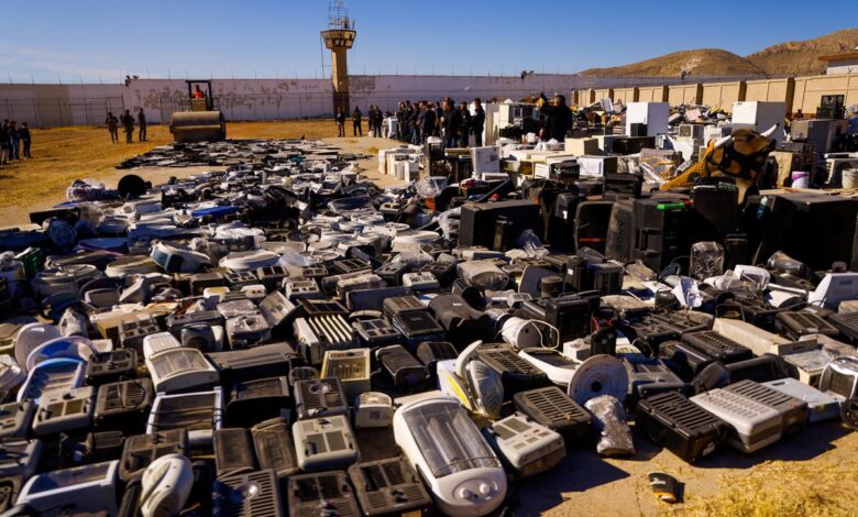 Desde un toro mecánico a tenis de 1.000 dólares: la policía destruye los objetos de la cárcel de Ciudad Juárez de donde se escapó El Neto