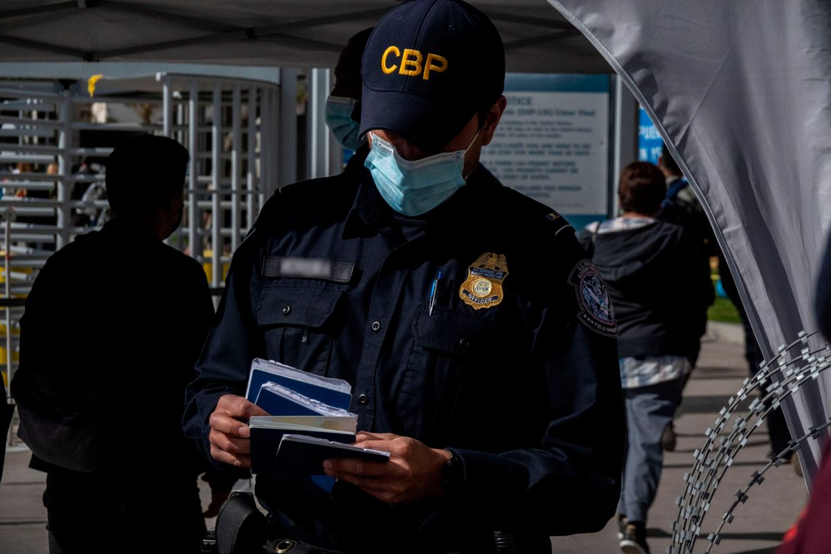 Despedido un agente fronterizo estadounidense por acosar sexualmente a mujeres mexicanas