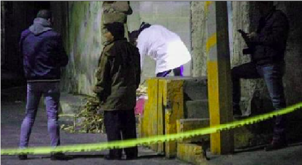 Detienen a adulto mayor; trasladaba el cadáver de su pareja en una carretilla, envuelto en cobija