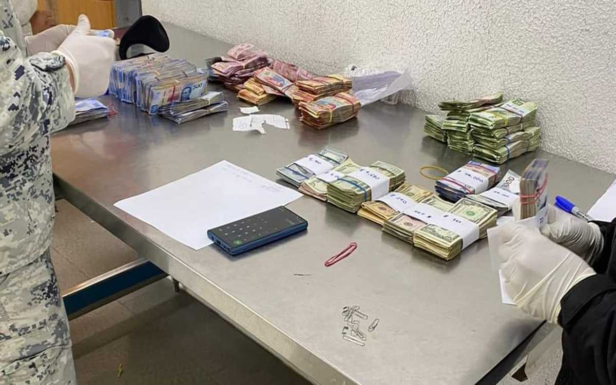 Detienen a mujer con más de un millón de pesos en maletas