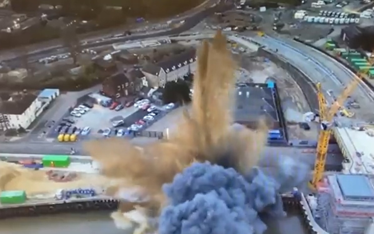 Detona inesperadamente bomba de la II Guerra Mundial en Inglaterra | Videos