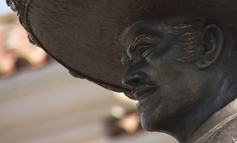 Develan estatua de Vicente Fernández en la Plaza Alameda, en Walnut Park