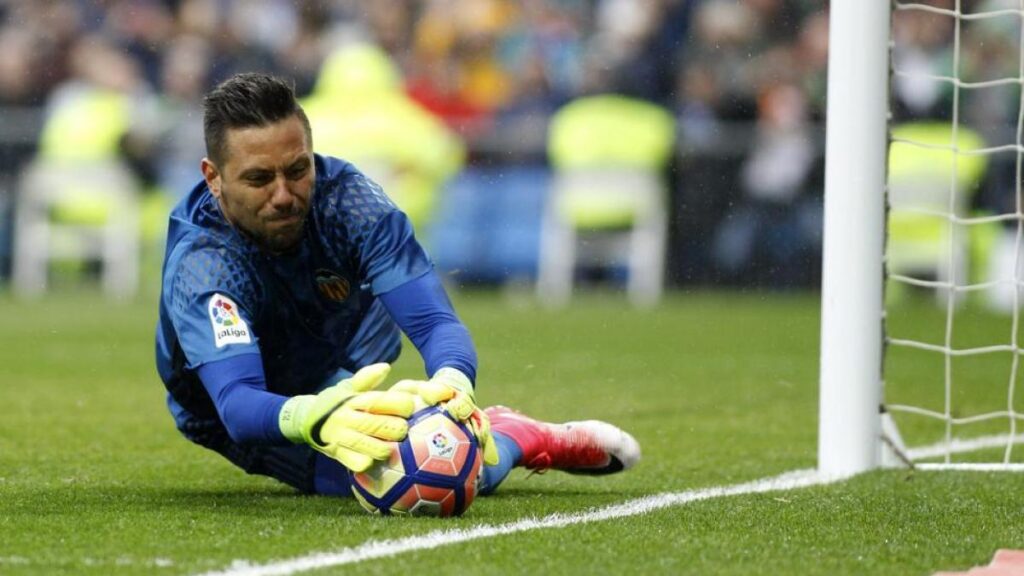 Diego Alves llega a Vigo para cerrar su fichaje por el Celta