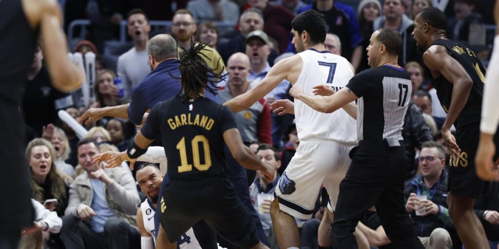 Dillon Brooks y Donovan Mitchell, sancionados por su pelea