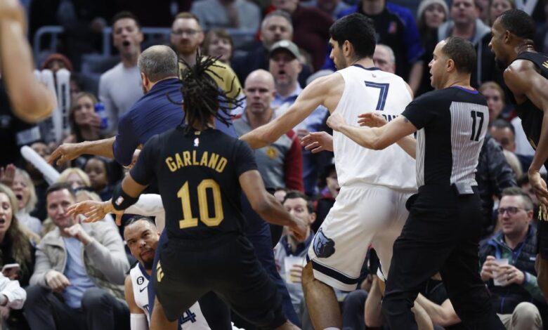 Dillon Brooks y Donovan Mitchell, sancionados por su pelea