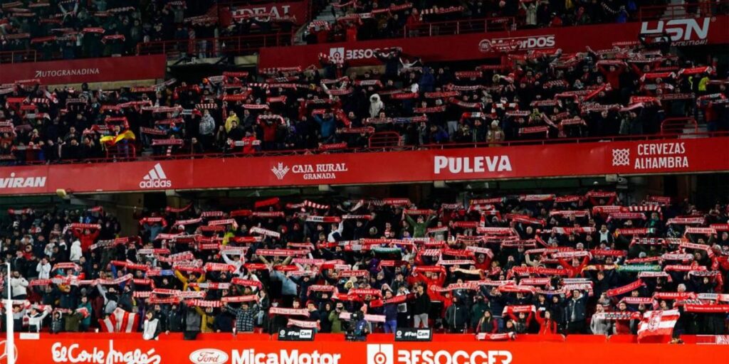 Dos aficionados del Granada, heridos al ceder una valla