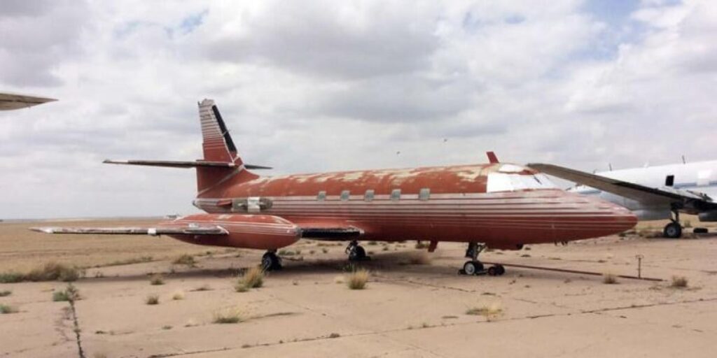 El 'pastón' por el que han subastado el avión de Elvis Presley tras 40 años en el desierto