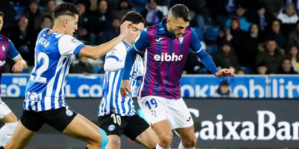 El Alavés tumba al Eibar con un doblete del debutante Villalibre