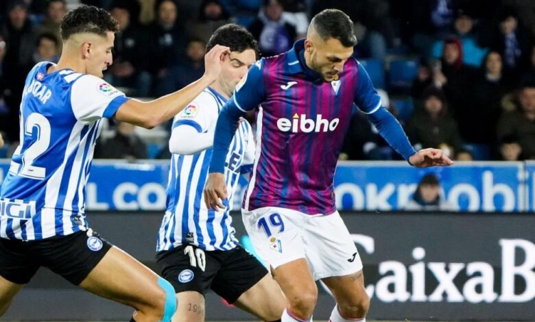 El Alavés tumba al Eibar con un doblete del debutante Villalibre