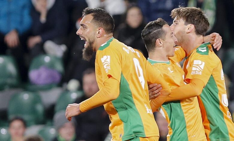 El Betis remonta dos goles y se lleva un partido loco ante el Elche