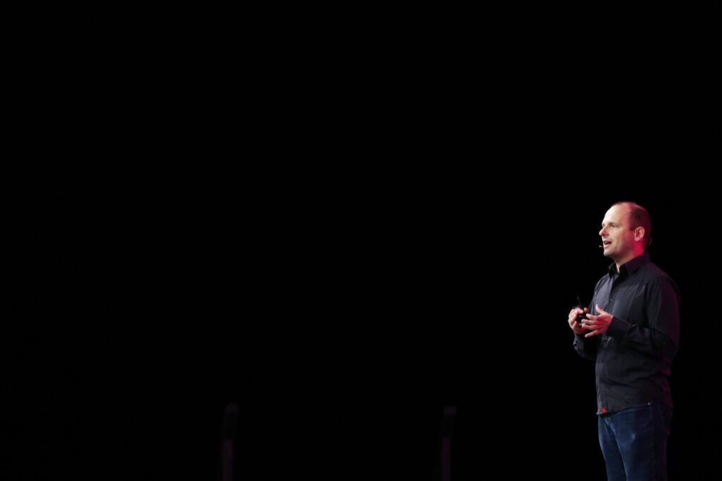 El CEO de GitHub explica por qué los desarrolladores de código abierto deberían estar exentos de la Ley de IA de la UE