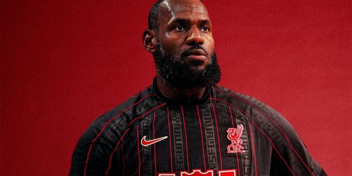 El Liverpool lanza una camiseta en homenaje al récord de LeBron James