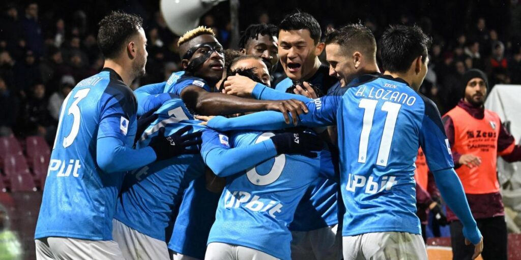 El Nápoles gana a base de regalos del Spezia