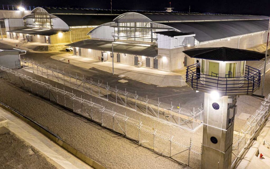 El Salvador: Bukele defiende macrocárcel para 40 mil presos