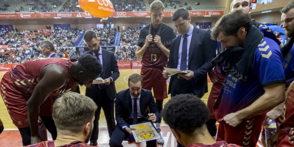 El UCAM Murcia visita al Darussafaka y un país devastado