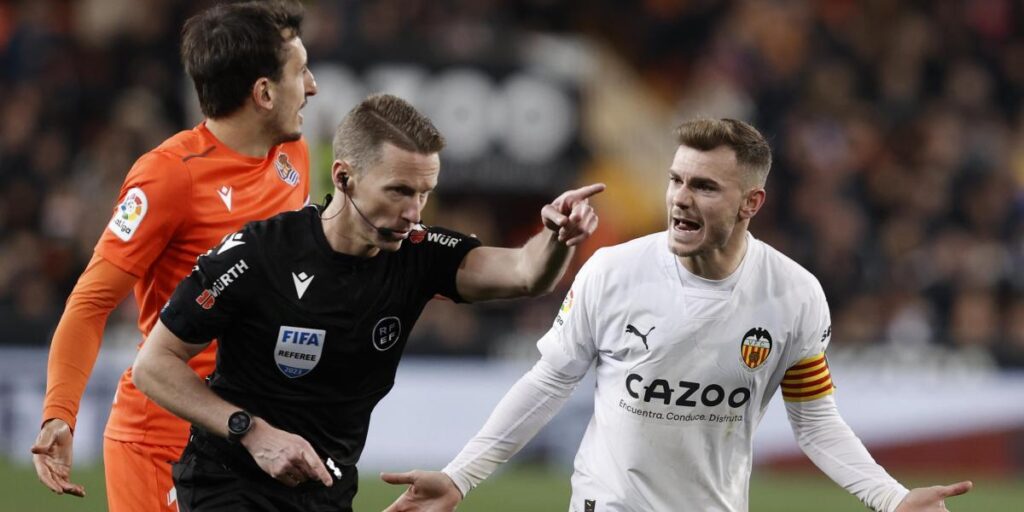 El VAR obliga a rectificar a Hernández Hernández en Mestalla