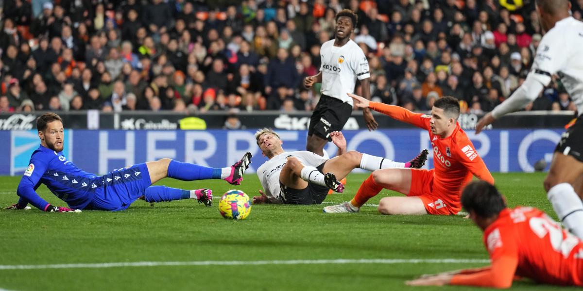El Valencia vuelve a respirar en el debut de Baraja en Mestalla