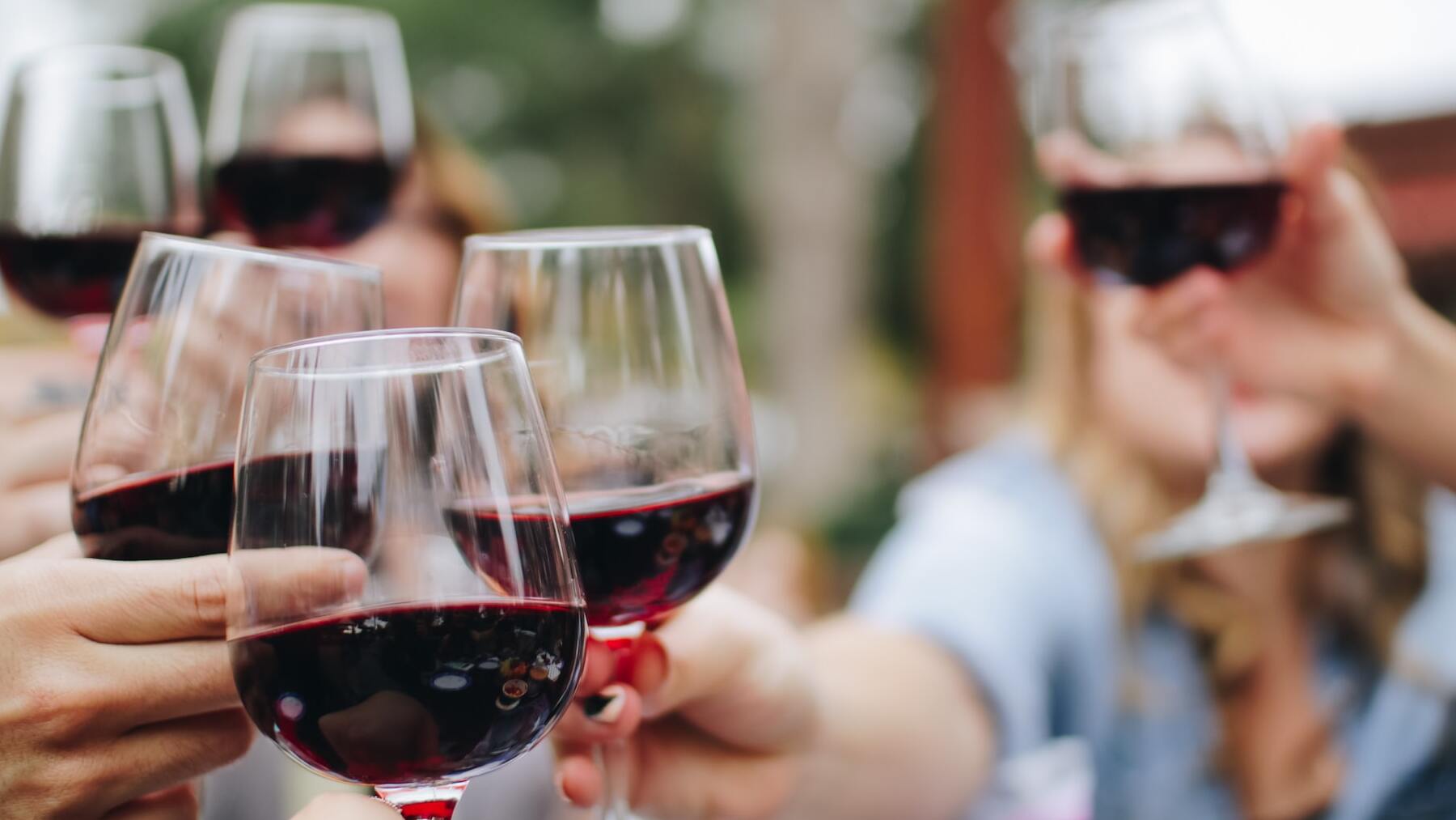 El curioso motivo por el que no deberías comprar un vino de menos de 5 euros