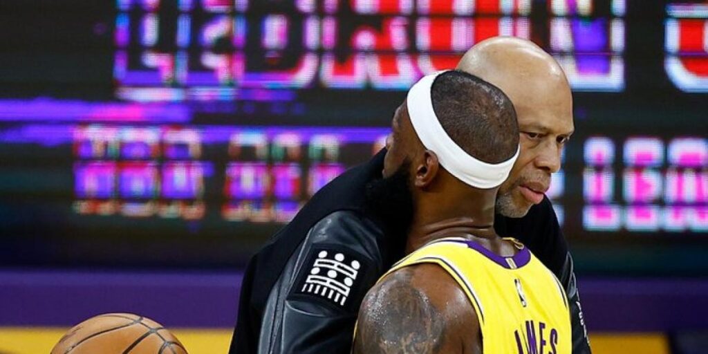 El enternecedor gesto de LeBron con Abdul-Jabbar: "Un aplauso para él, por favor"