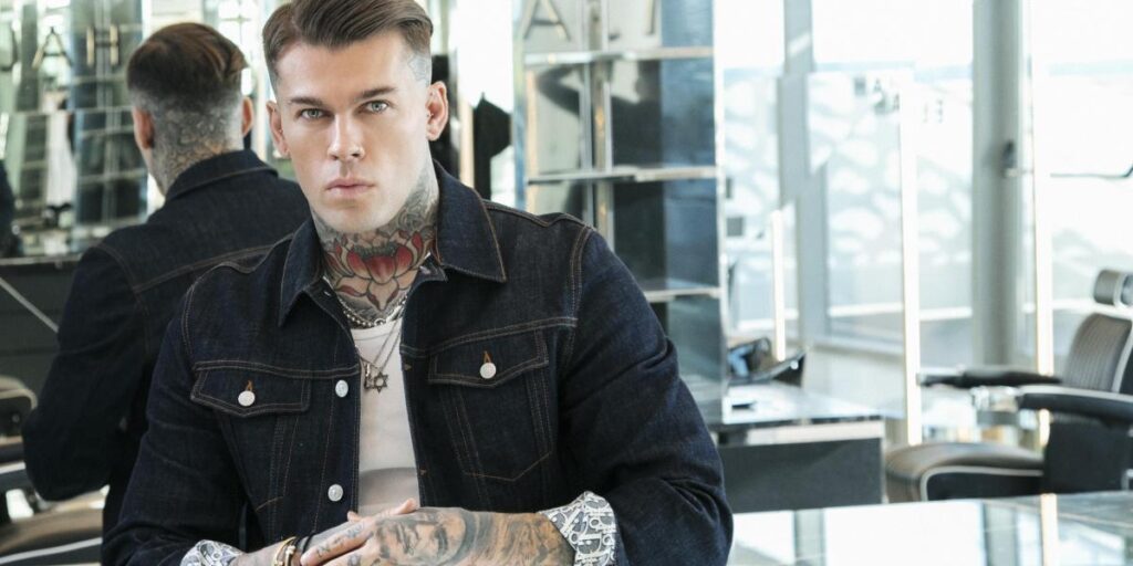El ex futbolista y modelo Stephen James inaugura Elijah
