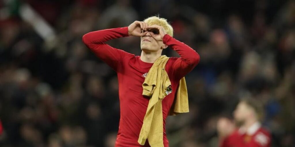 El madridista Garnacho incendia Twitter: ¡Se burla del Barça y de Pedri!