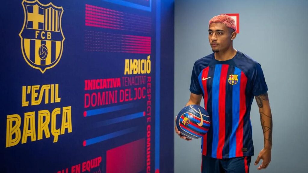 El mexicano Julián Araujo, de defender a los campesinos en EE UU a la zaga del Barcelona