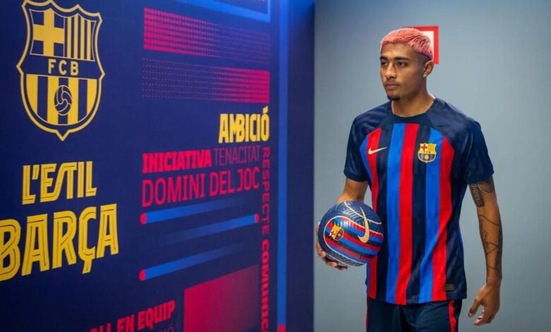 El mexicano Julián Araujo, de defender a los campesinos en EE UU a la zaga del Barcelona