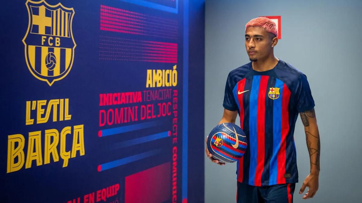 El mexicano Julián Araujo, de defender a los campesinos en EE UU a la zaga del Barcelona