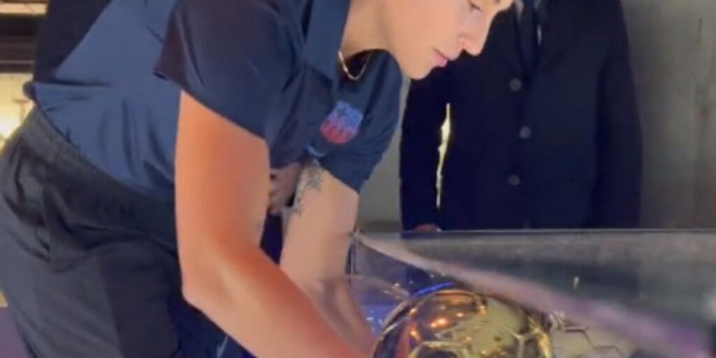 El segundo Balón de Oro de Alexia ya está en el Museu del Barça