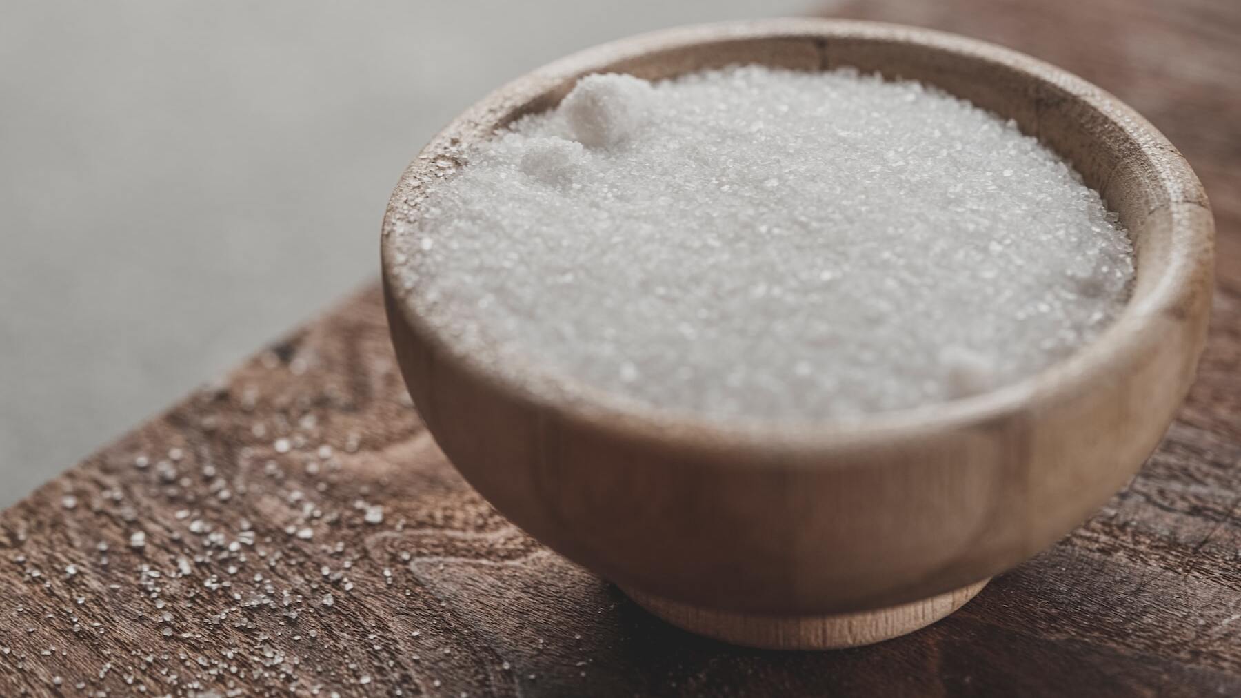 El trucazo de la sal para dejar tu tabla de cocina para cortar impecable