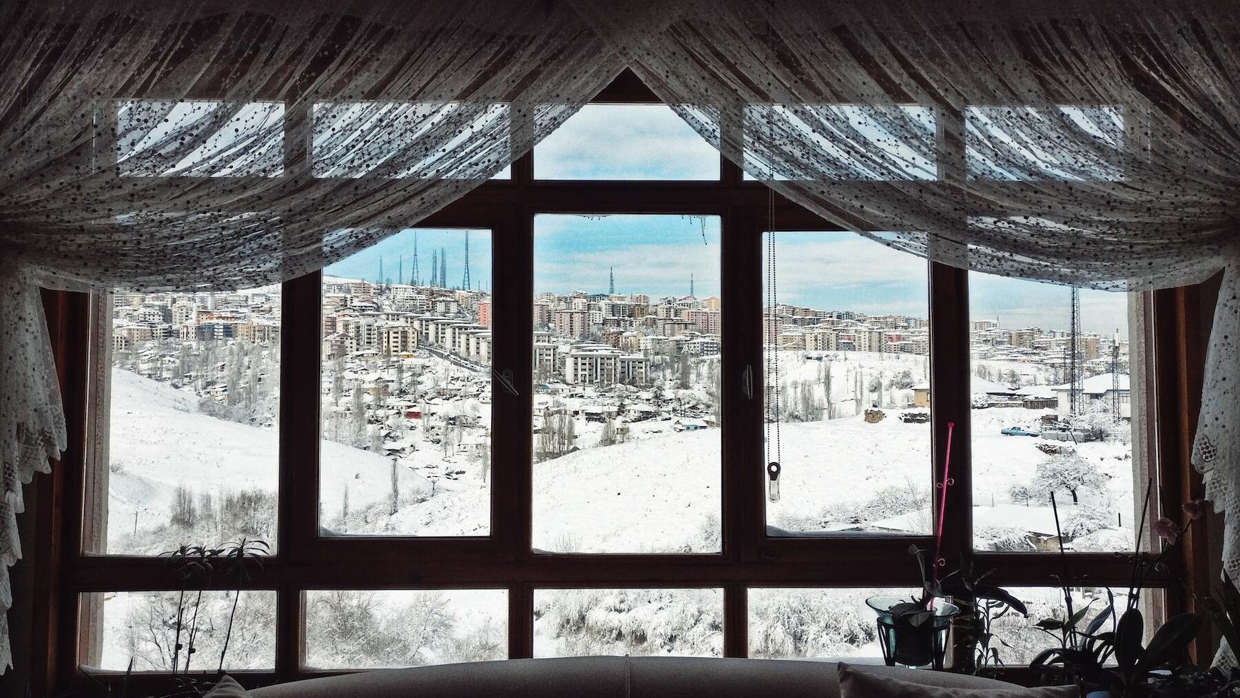 El trucazo eficaz para evitar que entre frío por las ventanas