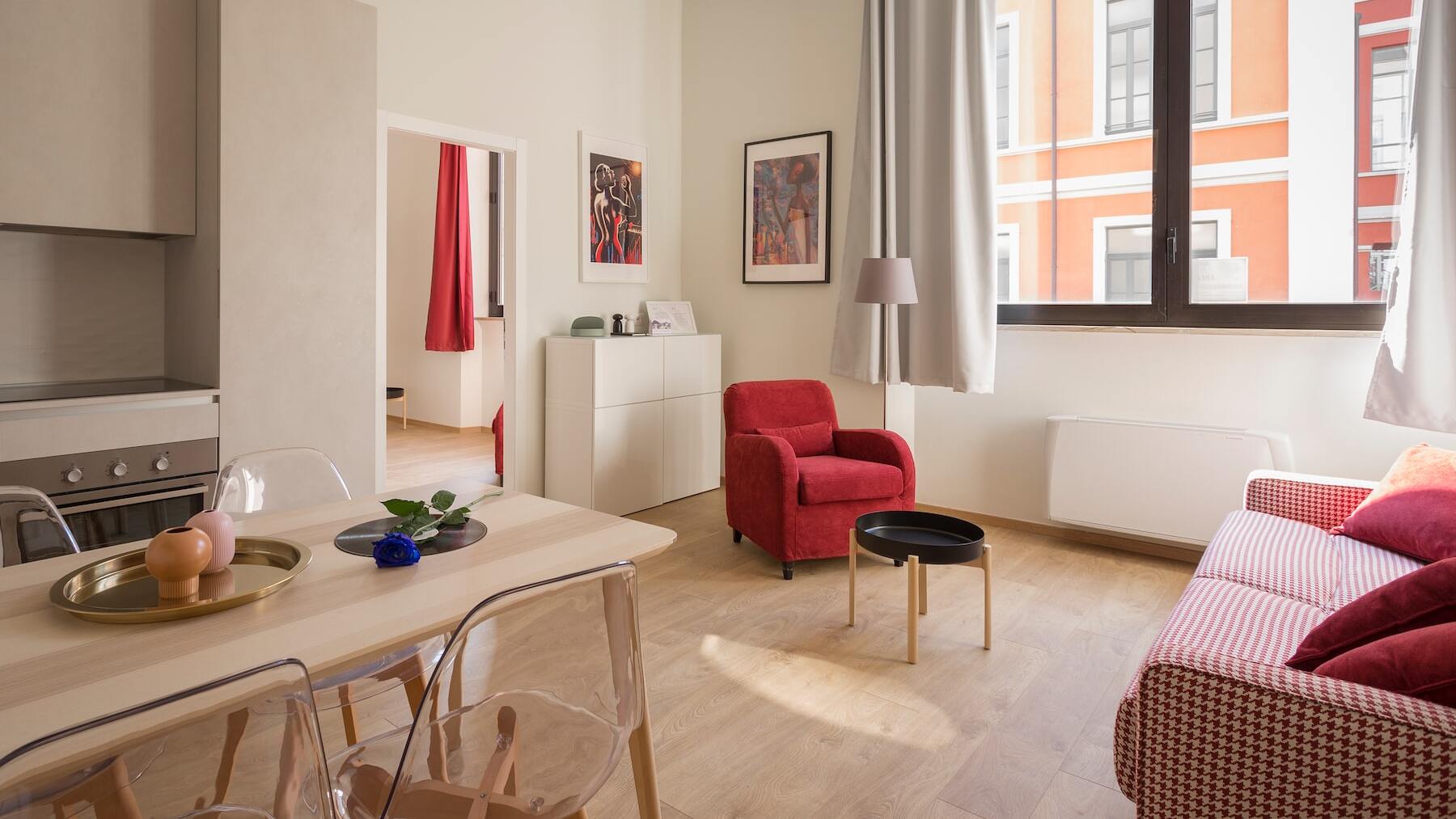 El truco definitivo para eliminar los arañazos del suelo de madera con un producto que tienes en la cocina