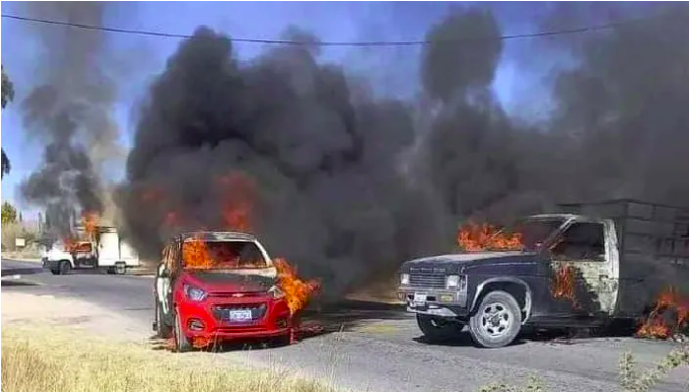 Emboscan a policías estatales, muere un delincuente entre la balacera