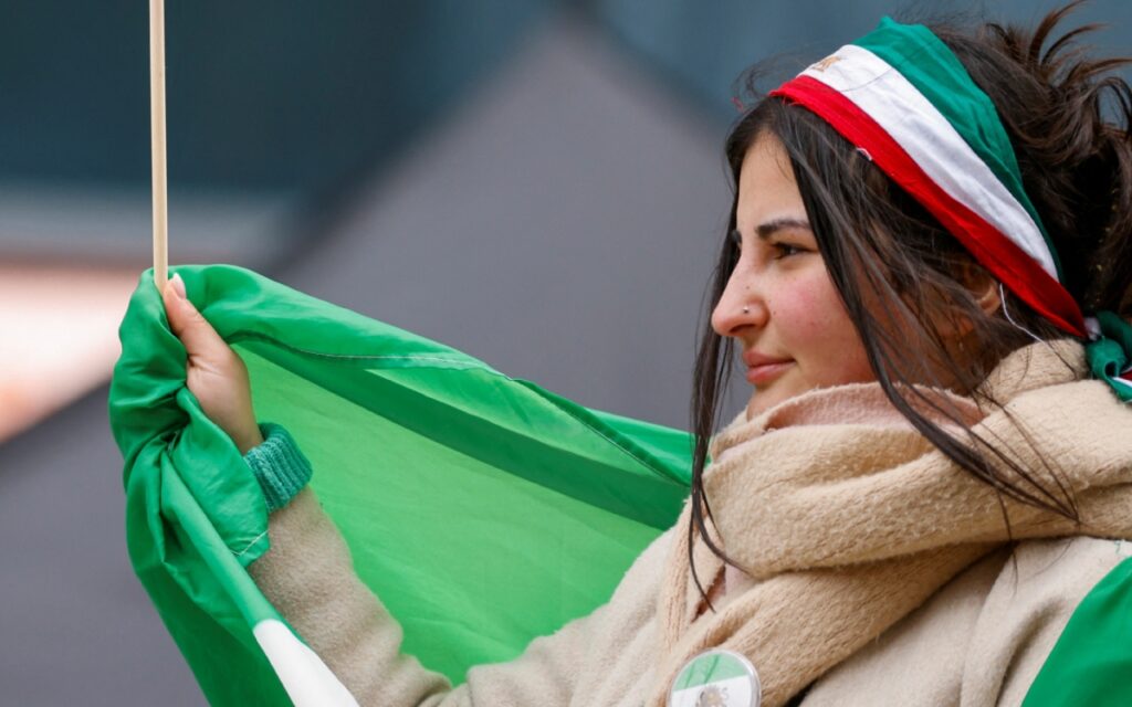 Envenenan a cientos de niñas en colegios de Irán