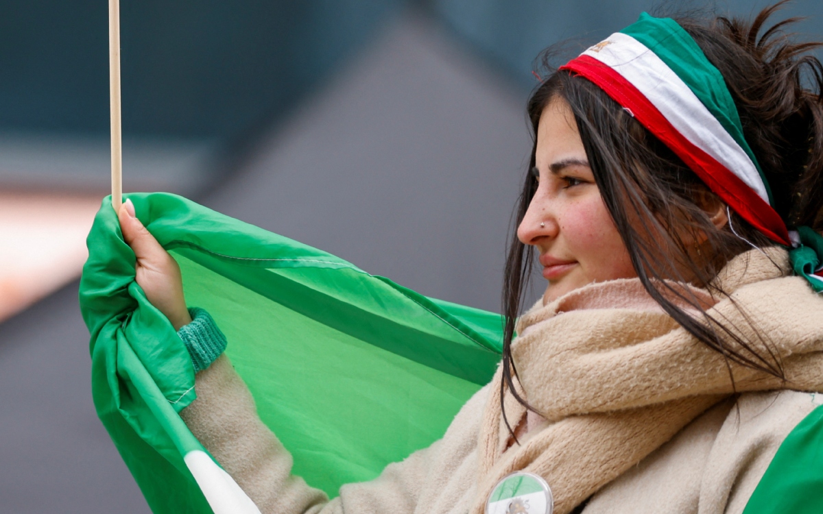 Envenenan a cientos de niñas en colegios de Irán