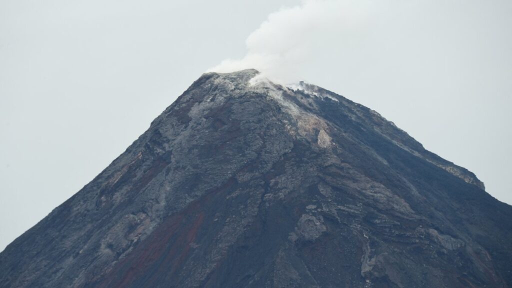 Equipos de rescate confirman 4 muertos tras accidente aéreo en volcán filipino