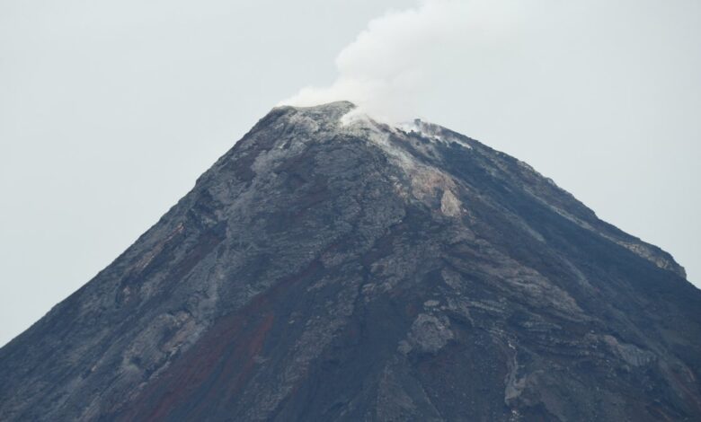 Equipos de rescate confirman 4 muertos tras accidente aéreo en volcán filipino